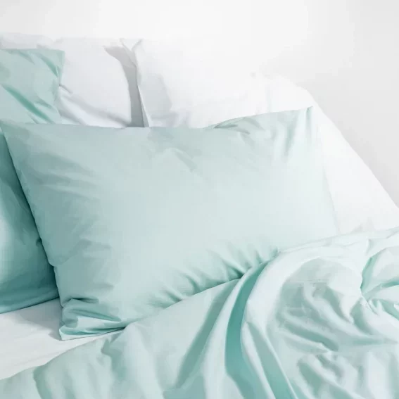 Hypnose et relaxation pour améliorer le sommeil Lit confortable avec parure élégante, symbolisant un sommeil réparateur et apaisant grâce à l’hypnose à Noyal-Châtillon-sur-Seiche