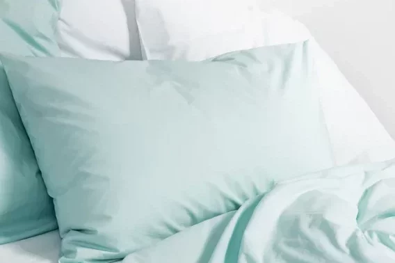 Lit confortable avec parure élégante, symbolisant un sommeil réparateur et apaisant grâce à l’hypnose à Noyal-Châtillon-sur-Seiche